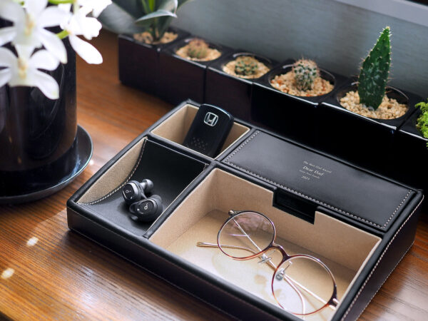 想送給男性的聖誕禮物：高品質皮革製品！「皮革收納盒」「筆記本套」「多功能鑰匙包」也是送給父親、祖父、上司的生日或六十大壽賀壽禮物的最佳選擇！