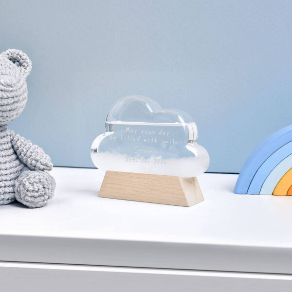 如果要送一份與眾不同的新生兒賀禮，請選擇刻有寶寶回憶的刻名“嬰兒禮品“！比如可以放入嬰兒戒指的“心形戒指盒“，或可刻上寶寶手腳印的紀念盒“米黃色無隔板儲物盒“等，它們都適合作為寶寶的第一個聖誕禮物