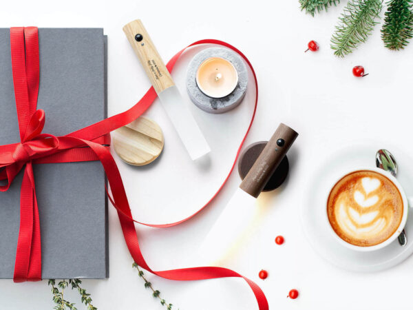 正是在聖誕節和年末年初之際想要傳達的心意！ 刻名禮品專營店精選，可以送出安心的“棒狀感應燈“和“移動電源暖手寶“等，既能支持冬季生活，也可用於防災的實用禮品