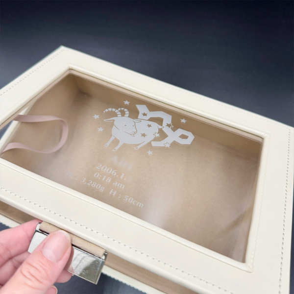 用獨一無二的定製禮品，為成人禮增色！ 致20歲的生日賀禮：刻有名字的“紀念收藏盒”；以及成人式必備：鐫刻專屬圖文的定製紀念酒