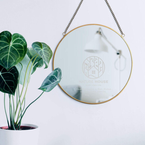 用帶有品牌 Logo的“定製鏡子”或“收銀托盤”，打造別具一格的開業賀禮。不論是美容院還是餐飲店，為您推薦比鮮花更長久、極具品味的非植物類精致好禮。