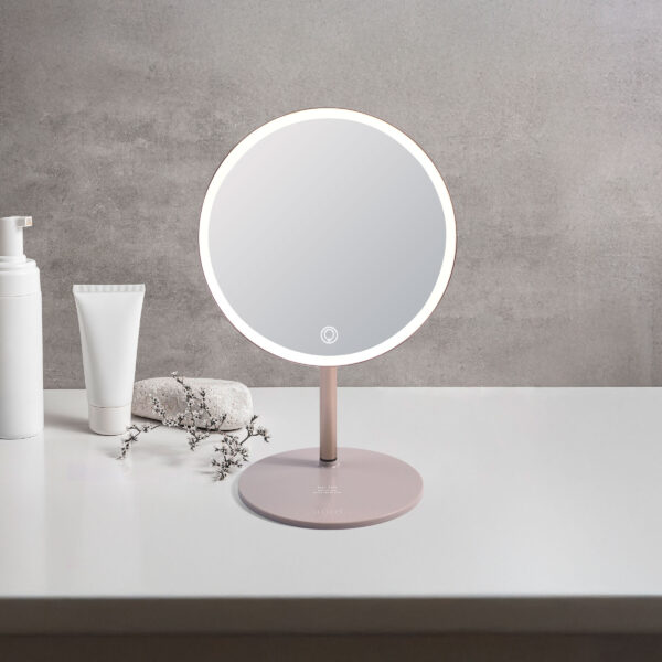 在情人节当天，送给自己一份祝福礼物，开启极致的治愈时刻与自我提升。选一件提升情绪、设计感十足的定制刻字好物，正是对努力生活的自己最好的褒奖！