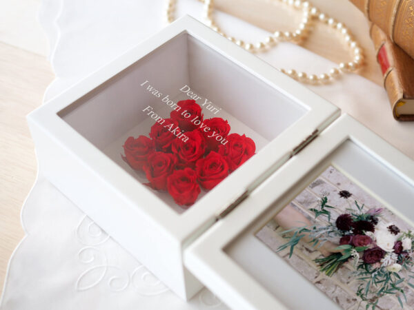 プリザーブドフラワーの名入れギフトで春を先取りする心温まる贈りもの。バラに想いを託す、プロポーズにもふさわしいおしゃれなサプライズ。