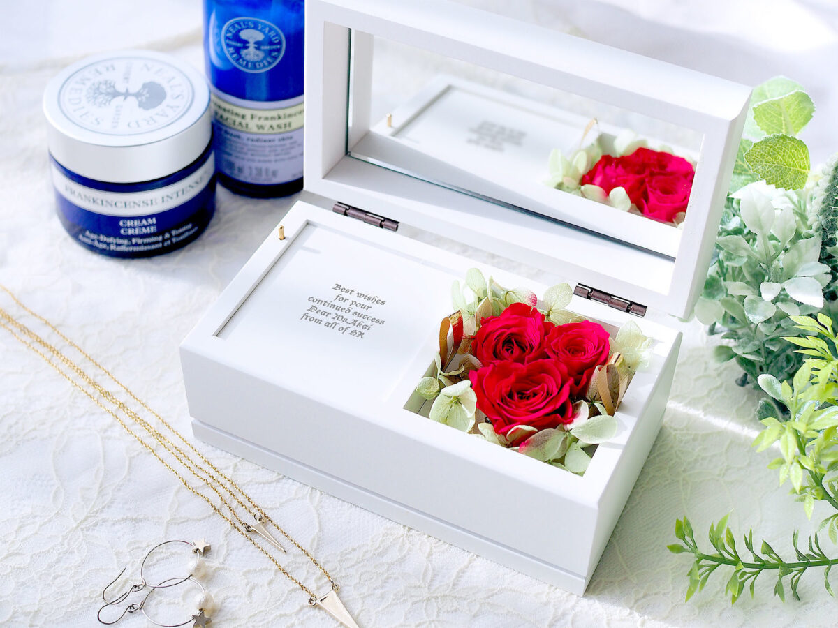 提前邂逅春天的暖意，送她一份獨一無二的刻名字永生花。以玫瑰承載深情，打造一場浪漫求婚必備的動人驚喜。