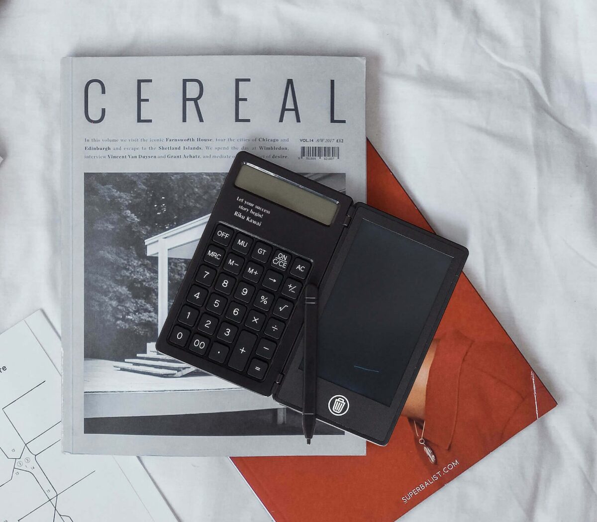 就職祝いに人気の名入れ電卓＆電子メモ。実用的でスマートなビジネスツールに名前を刻んだ特別なプレゼント