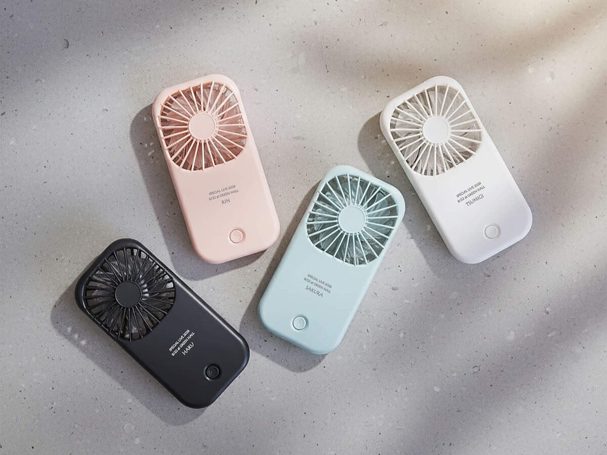 夏の外出に重宝するポータブル＆スタンドファン。本体にさりげなく名入れができ、外出先でも涼しさを届ける実用的なプレゼント。