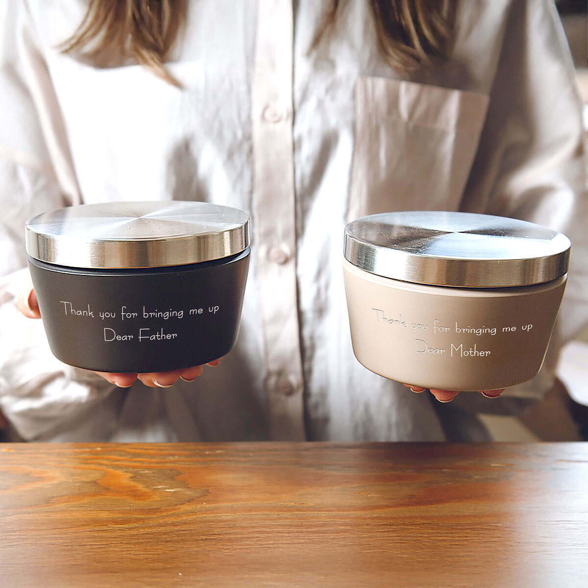 キャリークールの側面に施された繊細な名入れ刻印のアップ。お名前や日付を職人が丁寧に仕上げるオーダーメイドギフト