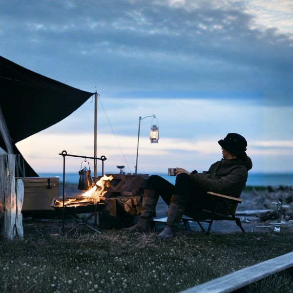 自然の中でのコーヒータイム。名入れコーヒーメーカーを使ってキャンプやベランピングで贅沢なひとときを楽しむ様子