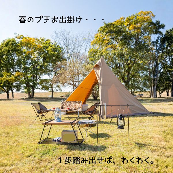 満開の桜並木の下で楽しむお花見とピクニックの風景。春のレジャーやアウトドアで活躍する名入れアイテムの利用シーン