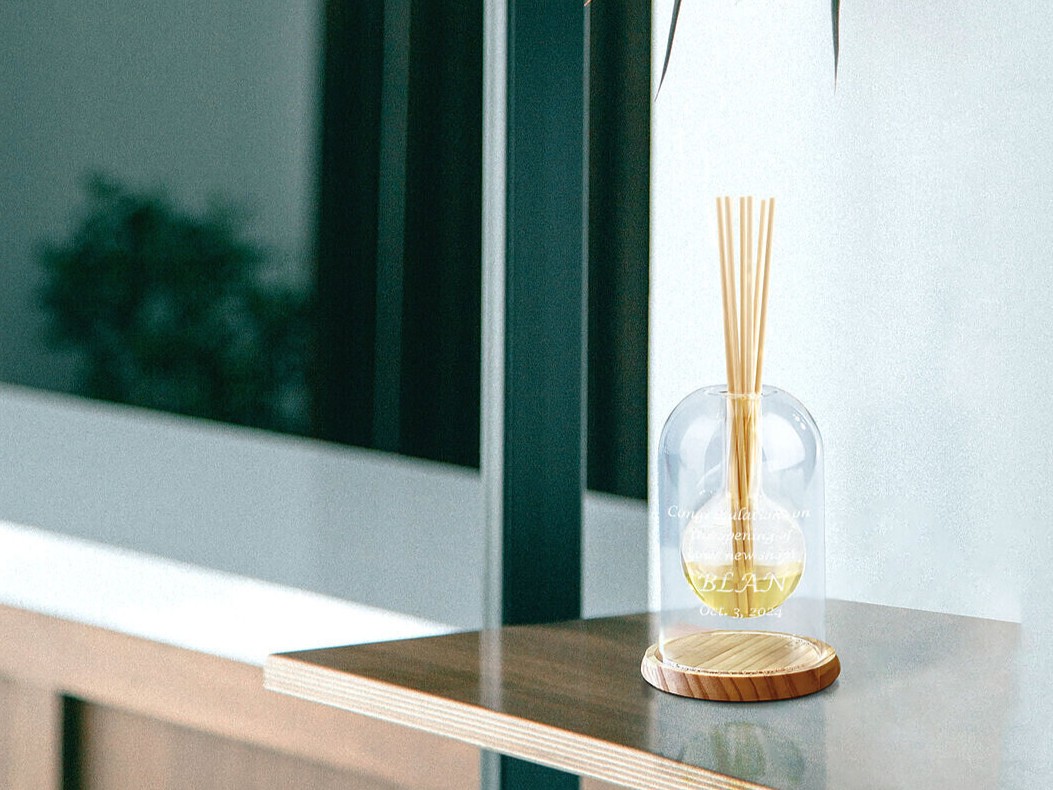 トゥーユーで人気のフラワーベース リードディフューザー。香りと花を楽しめる新築祝いにおすすめの名入れインテリアギフト