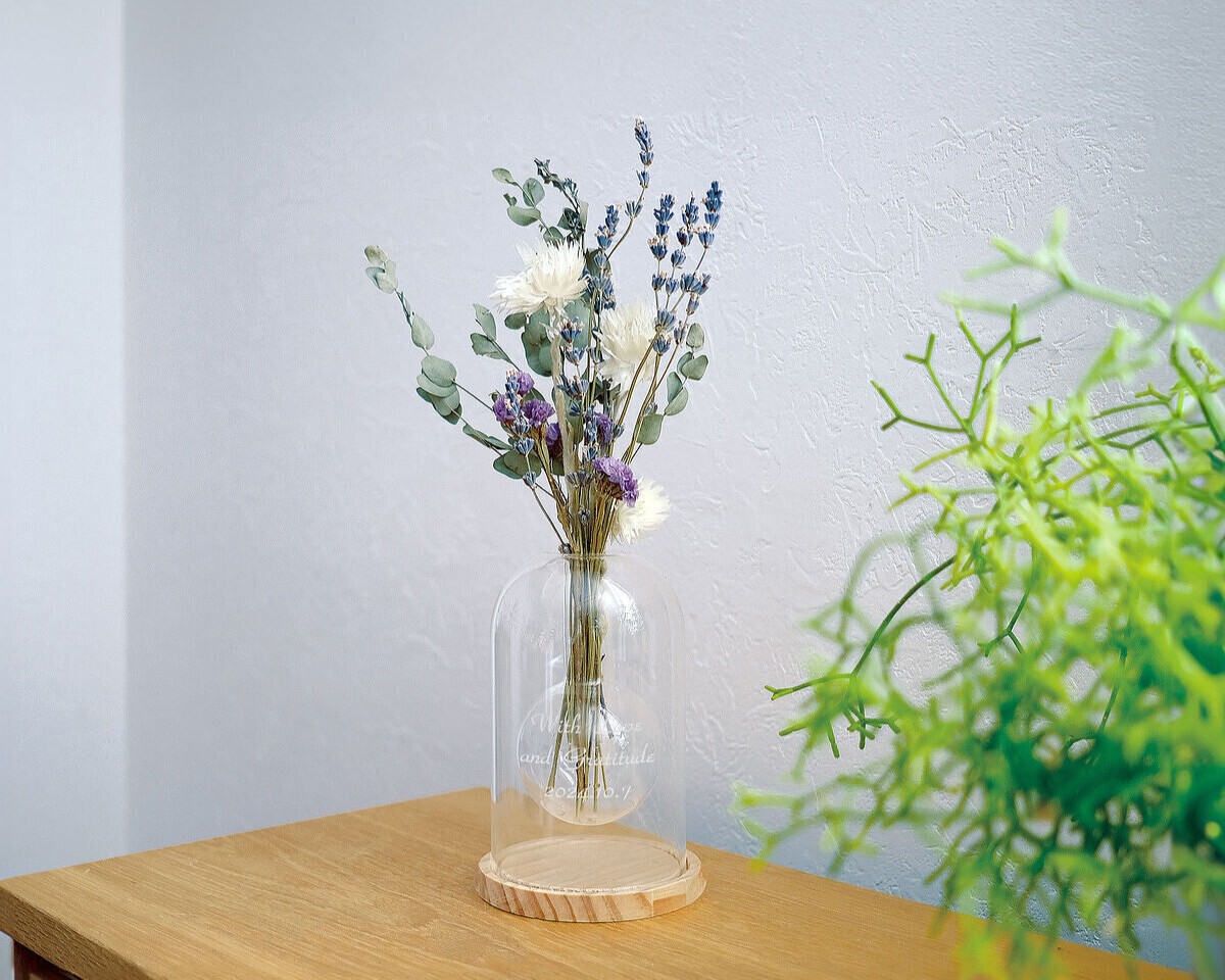 ガラス表面に『New Home, New Memories』と名前が刻印されたフラワーベースのディテール。世界にひとつのオリジナルメッセージ入りギフト