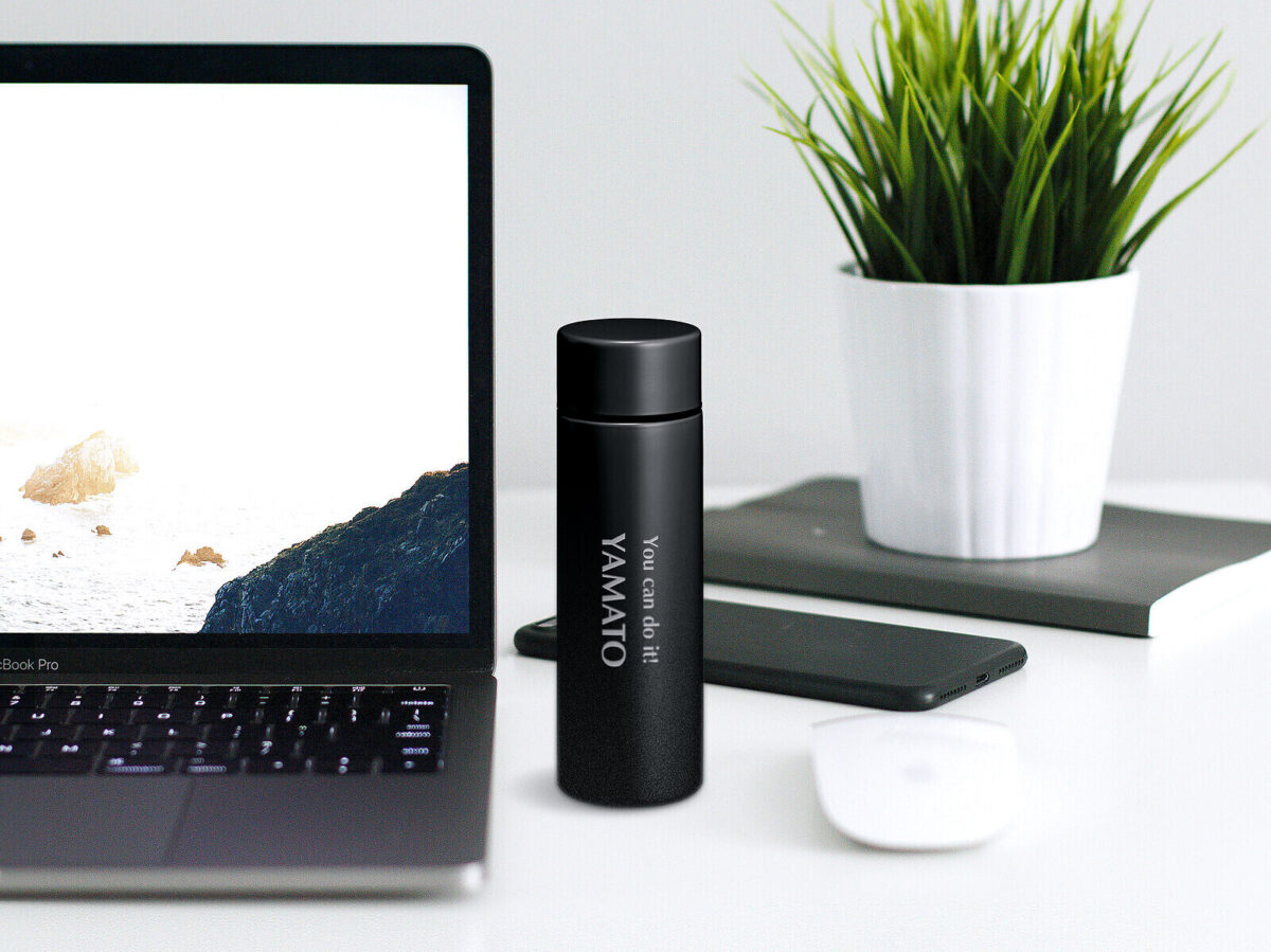 ブラックのポケットサーモボトルに施されたスタイリッシュな名入れ刻印の例。スポーツチームの卒団記念品に