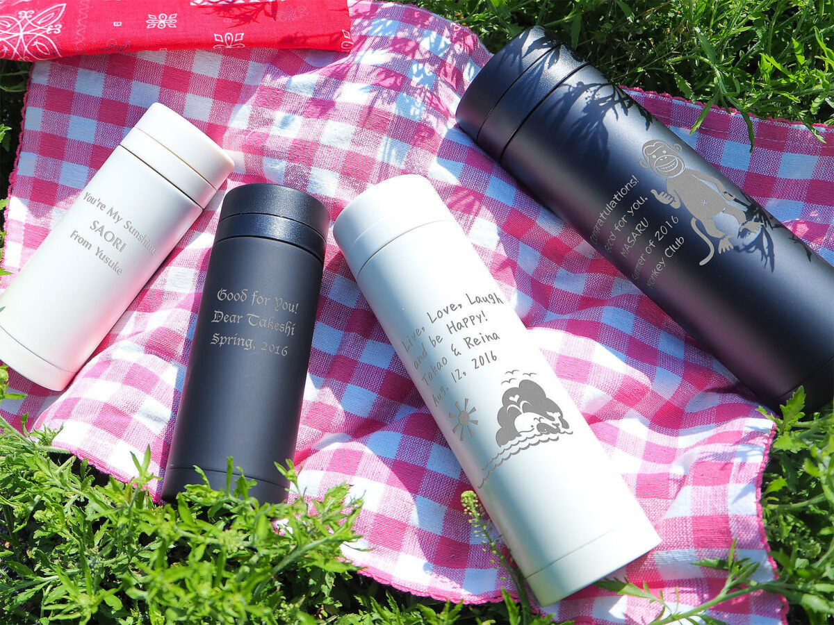 イニシャルと名前がさりげなくデザインされた、白いマットな質感のマグボトル(500ml)。新生活の通勤・通学に最適な名入れマイボトル