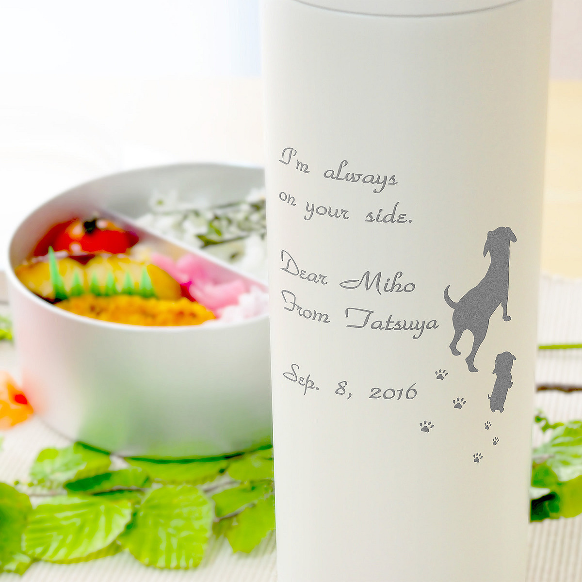 さりげなくお名前やメッセージを刻印したホワイトのマイボトル。お友達と被らない自分だけの特別感。