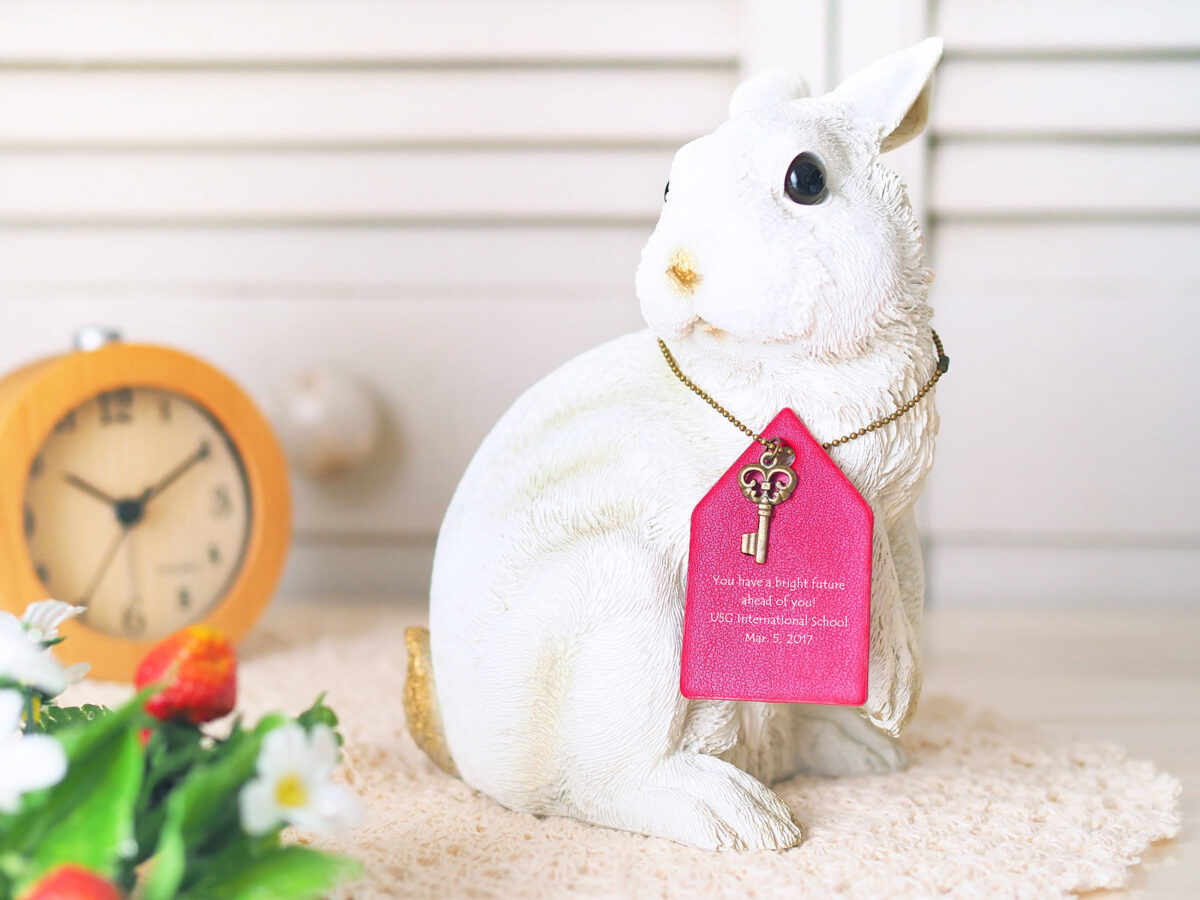 金色の輝きが美しいウサギ型の貯金箱「リッチラビット マネーバンク」。飛躍を象徴する縁起物として人気の名入れ誕生日ギフト