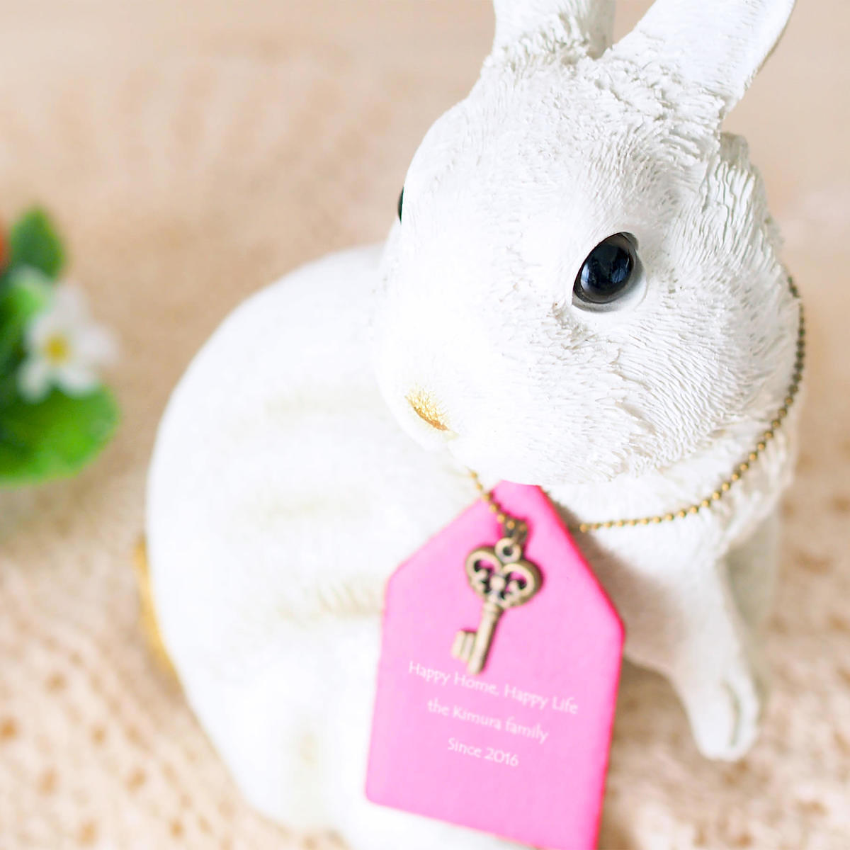 ウサギ型貯金箱の側面に施された繊細な名入れ刻印のアップ。熟練の職人が一点ずつ仕上げるトゥーユーの高品質な手仕事