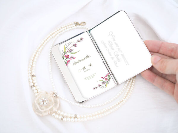 為職場新人挑選一份實用禮物，讓平凡的每一天都因一份刻有名字的專屬禮物而變得與眾不同。鏡面名片盒以其光芒傳遞聲援！