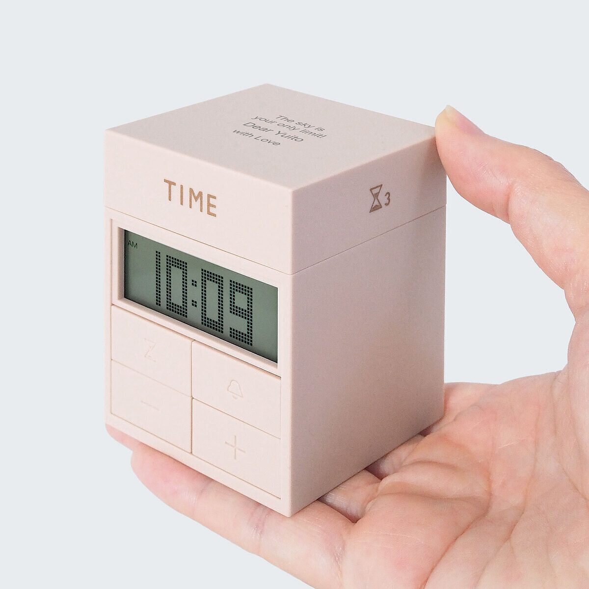 「Good Morning!」と応援メッセージとお名前が刻印されたピンクのアラームクロック。子供部屋の枕元に。