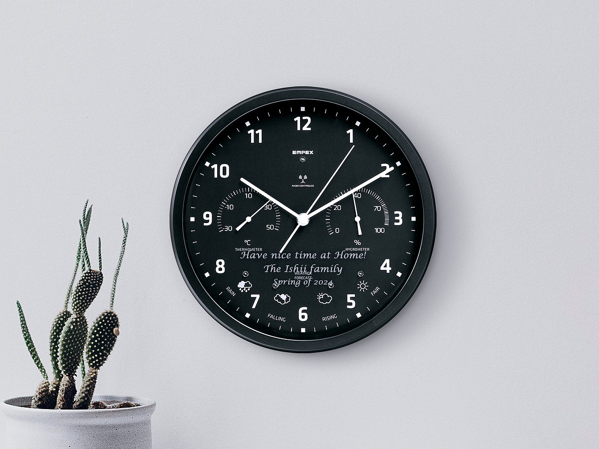 シンプルで洗練されたデザインのラウンドクロック&温湿度計。新築祝いや開店祝いに人気の実用的な名入れ時計