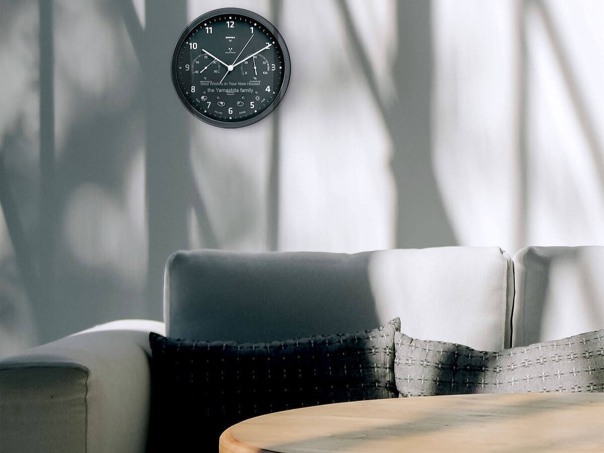 時計の前面ガラスに『Happy Family Time』と刻印された温湿度計付き時計。家族の時間を祝福するパーソナライズギフト