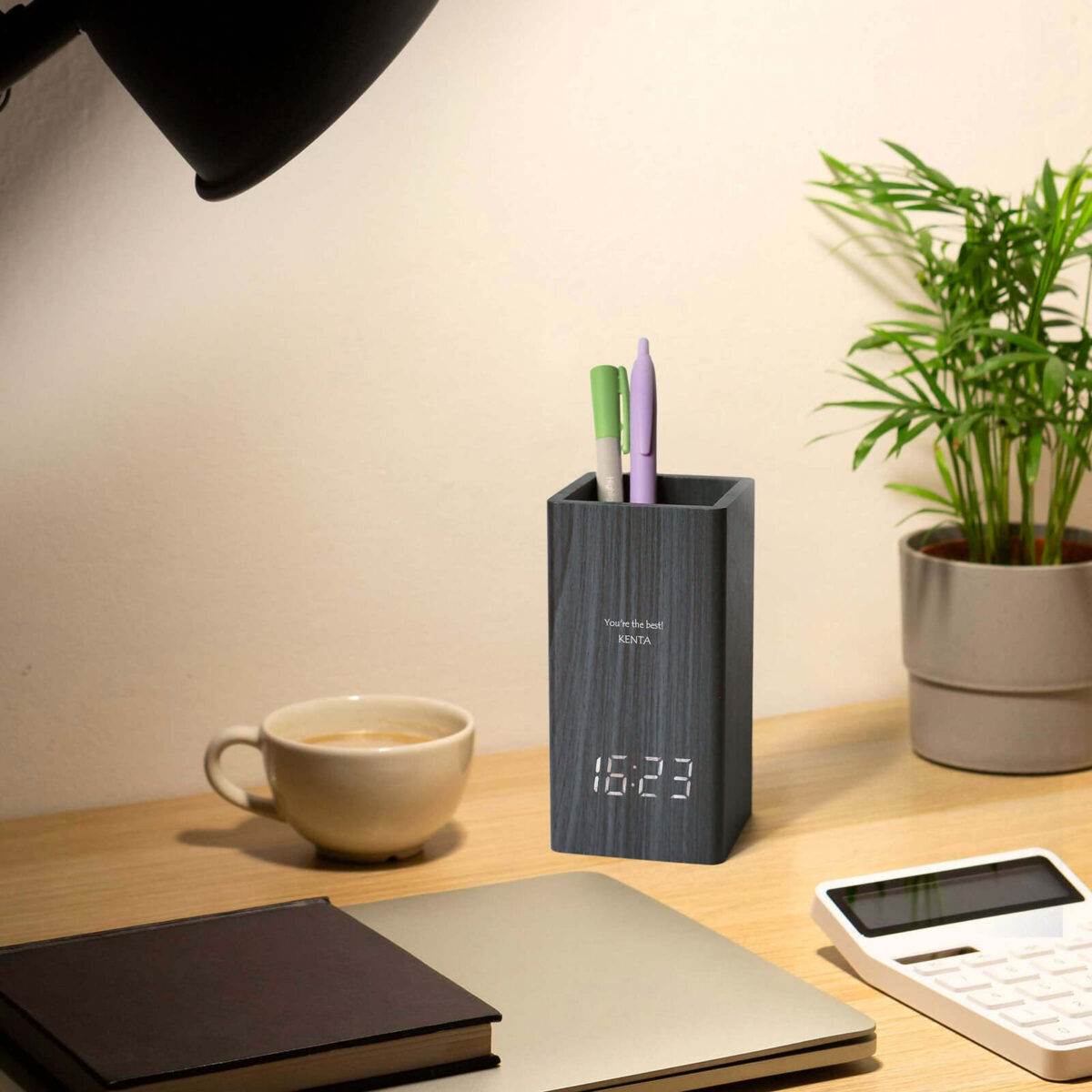 ウッドペンスタンドクロックの表面に刻まれたメッセージとお名前。新生活を応援する気持ちが伝わる名入れプレゼント