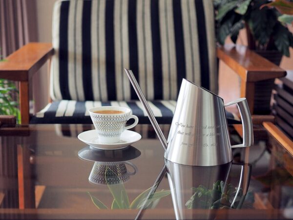 为新的征程献礼：刻有品牌印记的不锈钢洒水壶与收银托盘，让这份开业祝贺更有格调