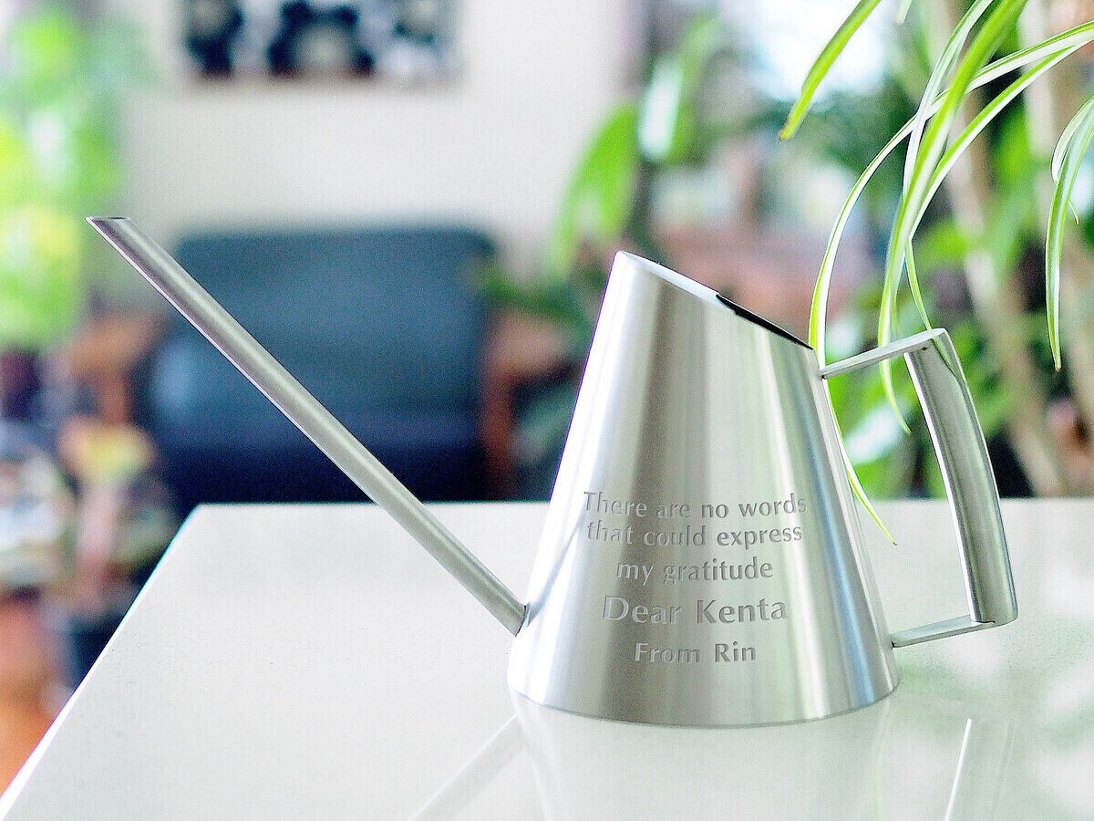 スタイリッシュなステンレス製ジョーロ。開店祝いや新築祝いに贈りたい、インテリアとしても映える洗練された園芸道具