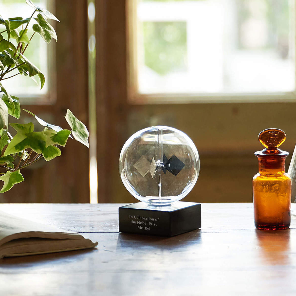 在畢業季獻上誠摯謝意：送給老師的定製刻字水晶書形鎮紙