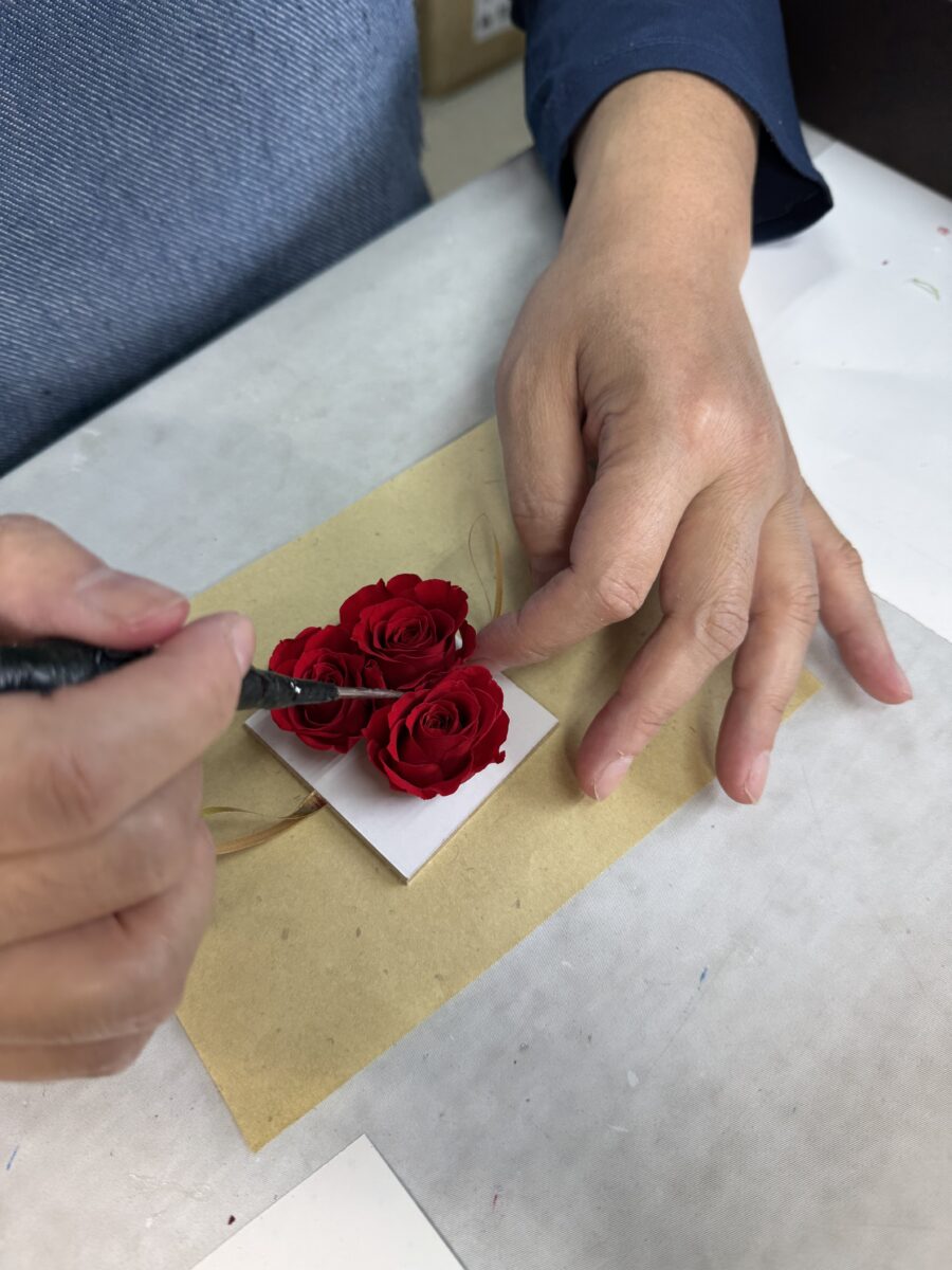 職人の手作業により「想い」が刻み込まれた名入れギフトの高品質な仕上がり。贈り主の温もりが伝わる、世界にひとつだけのオーダーメイド品。