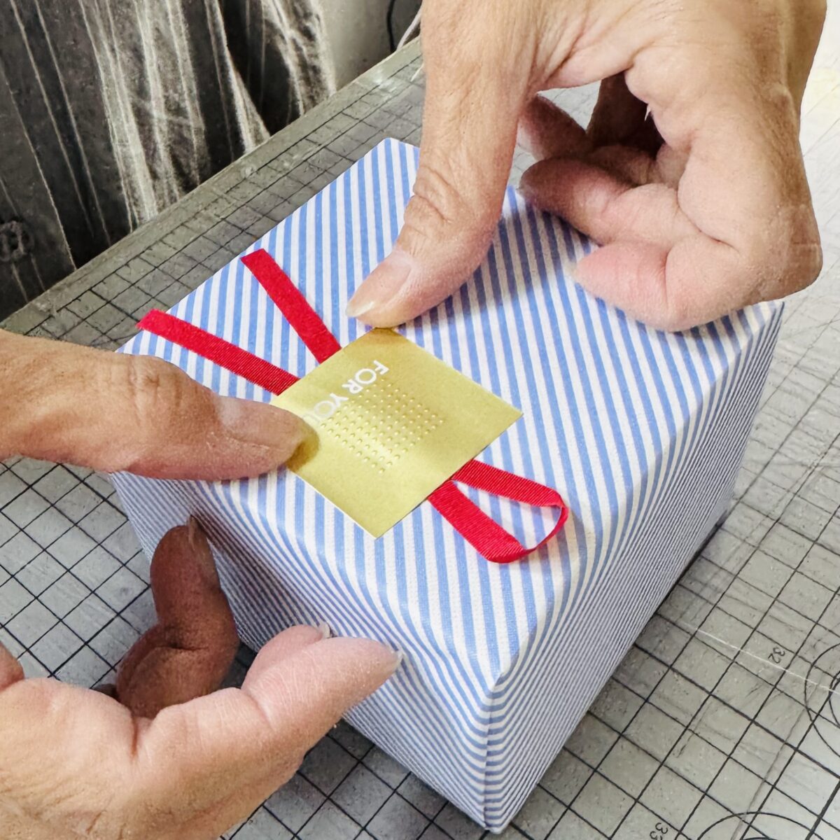 職人が手作業で丁寧に仕上げた名入れギフト。想いを形にするトゥーユーのこだわりと品質の証