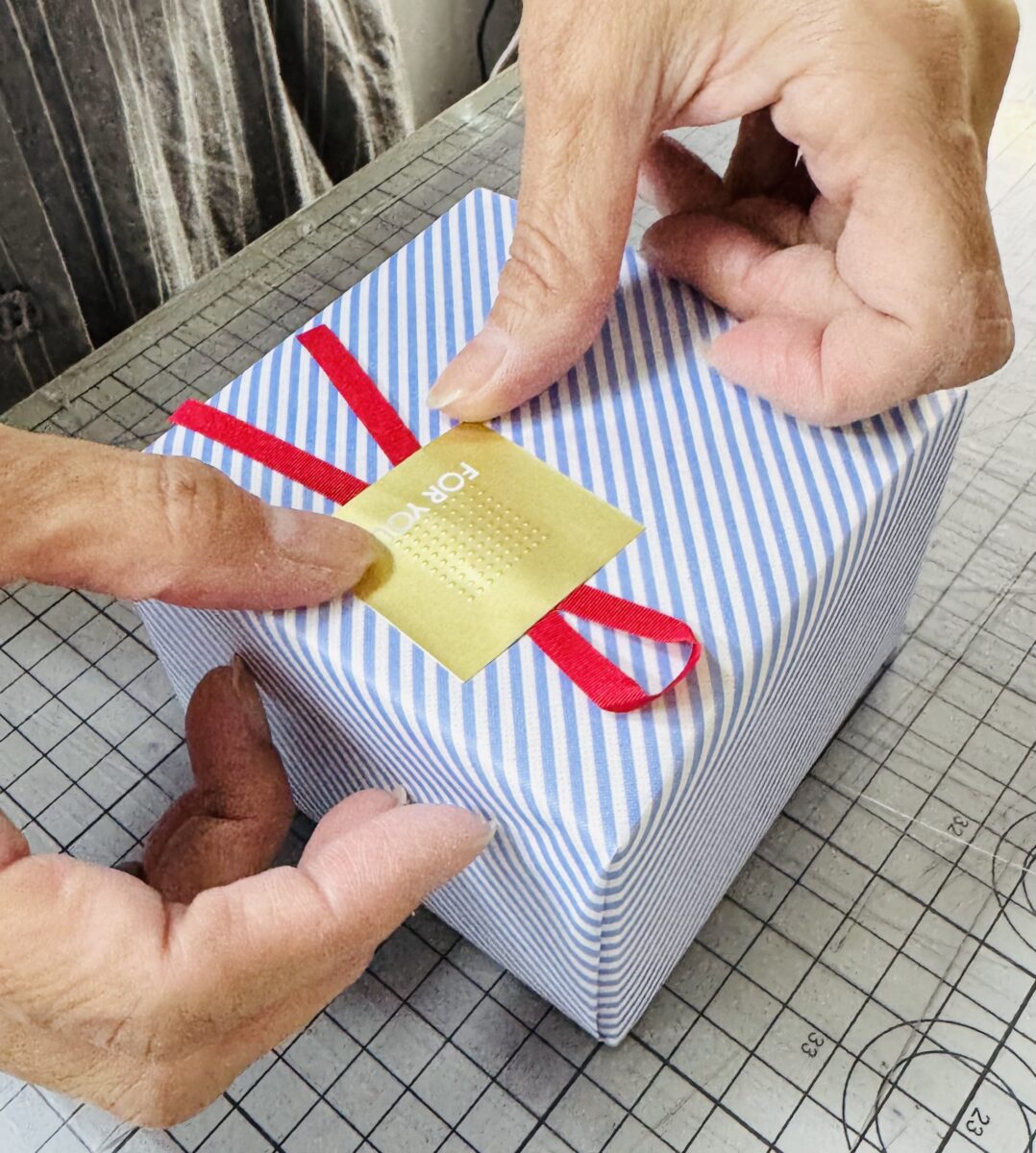 商品の形状に合わせて文字バランスを微調整する名入れ制作プロセス。手作業ならではの温もりのある仕上がり