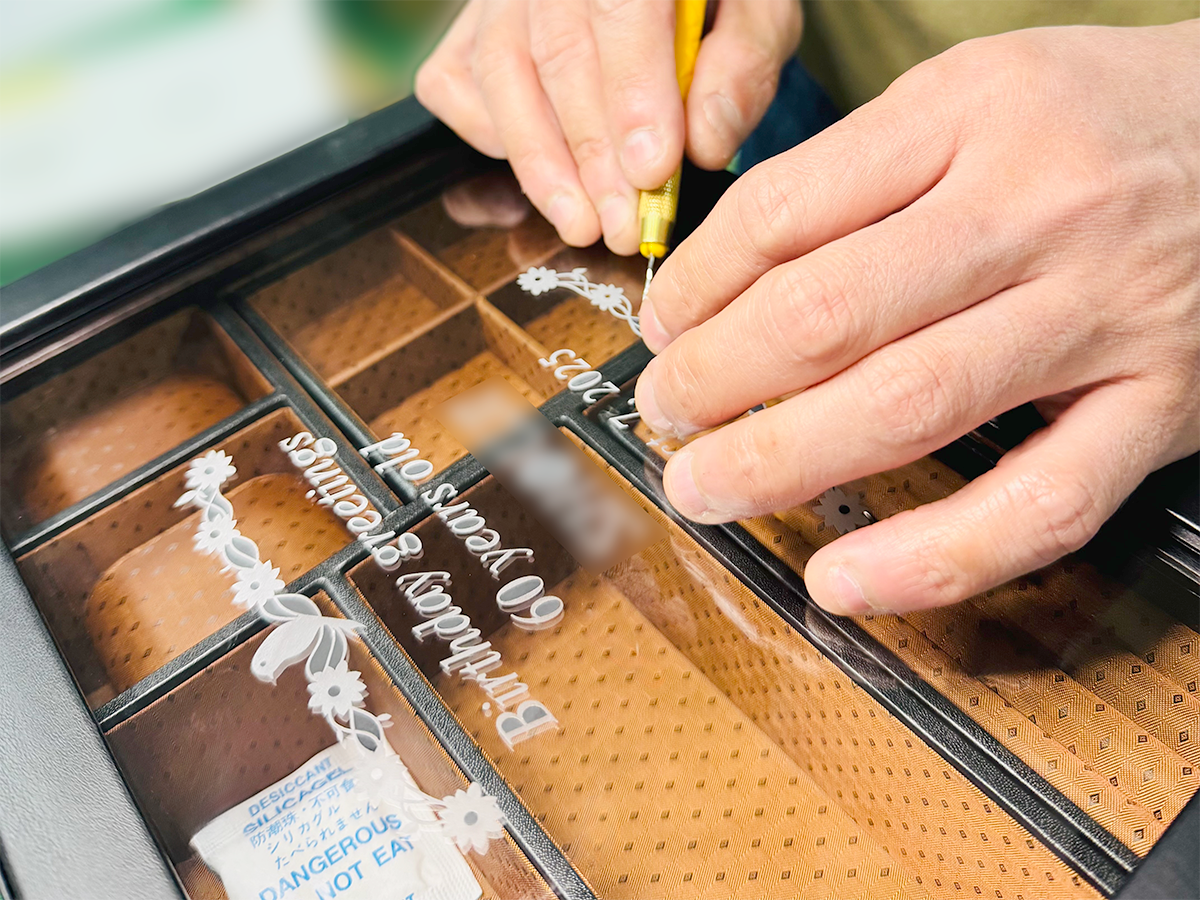 トゥーユーの工房で名入れギフトを一点ずつ丁寧に制作する熟練職人の風景。手作業によるこだわりと一次情報の証