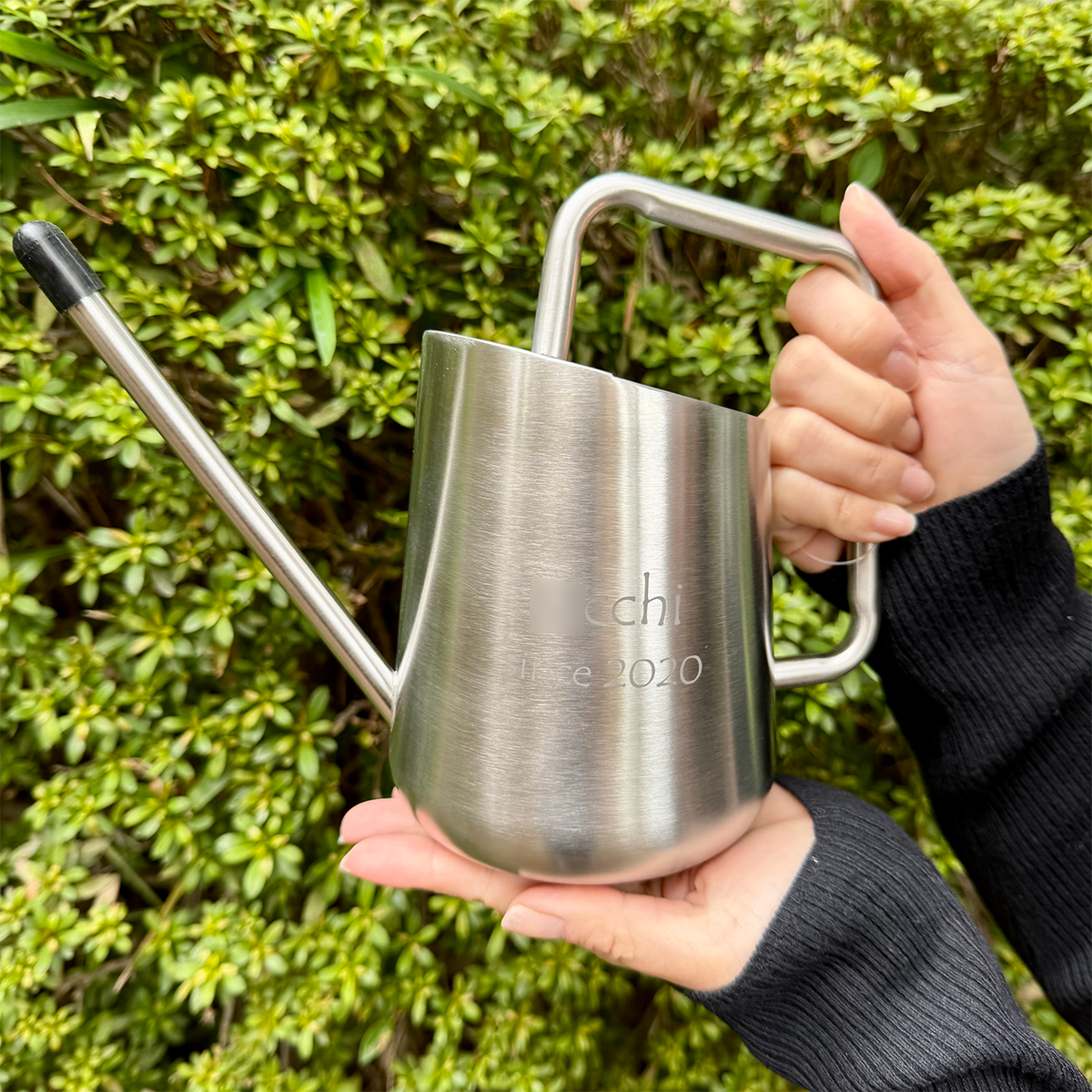 実際にオーダーいただいたステンレス ジョーロ フレイヤの名入れ完成品。シャープな面に美しく馴染む、精密なレーザー刻印の一次ソース証明。