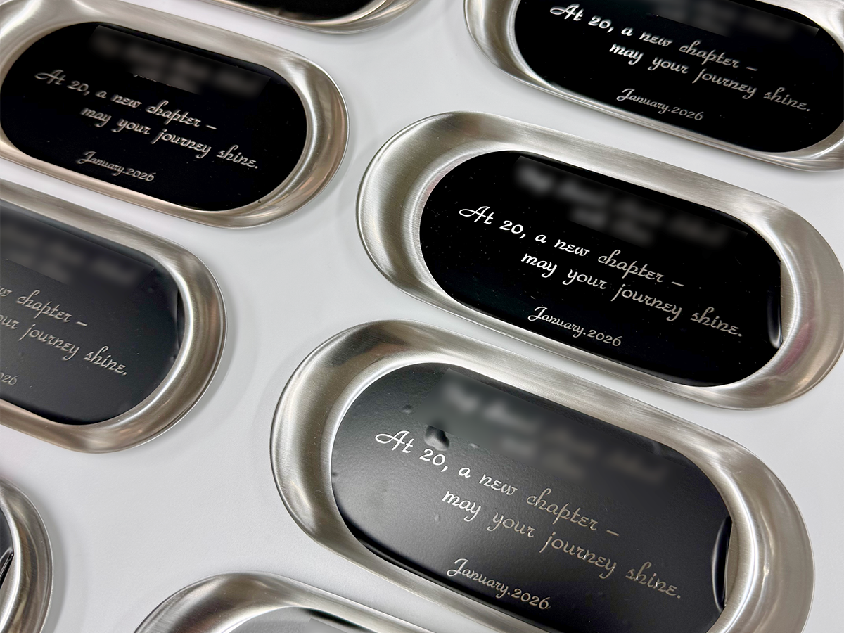 トゥーユーの工房でステンレスキャッシュトレイに名入れ刻印を施す制作工程。一点ずつ丁寧に向き合う職人のこだわり