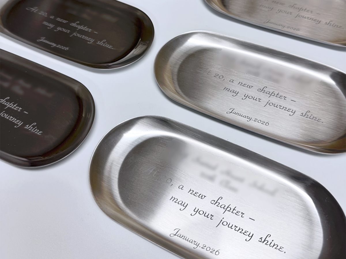 完成したロゴ入りキャッシュトレイを丁寧に磨き上げる最終工程。オーナー様の笑顔を想像した心のこもった仕上げ作業