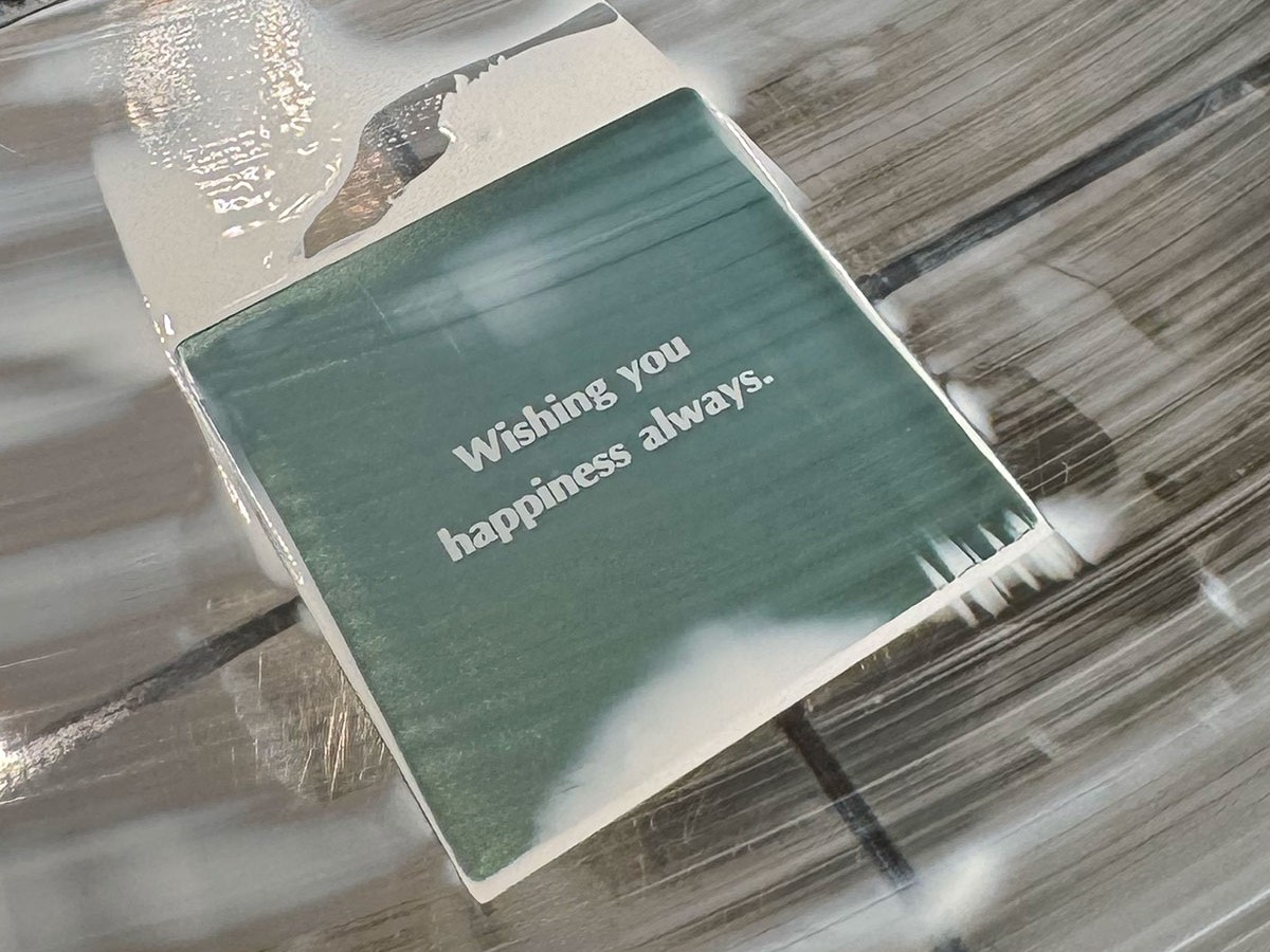 トゥーユーの工房で職人が一点ずつ手作業で名入れ制作を行う様子。高品質な仕上がりを支える職人技の一次ソース証明。