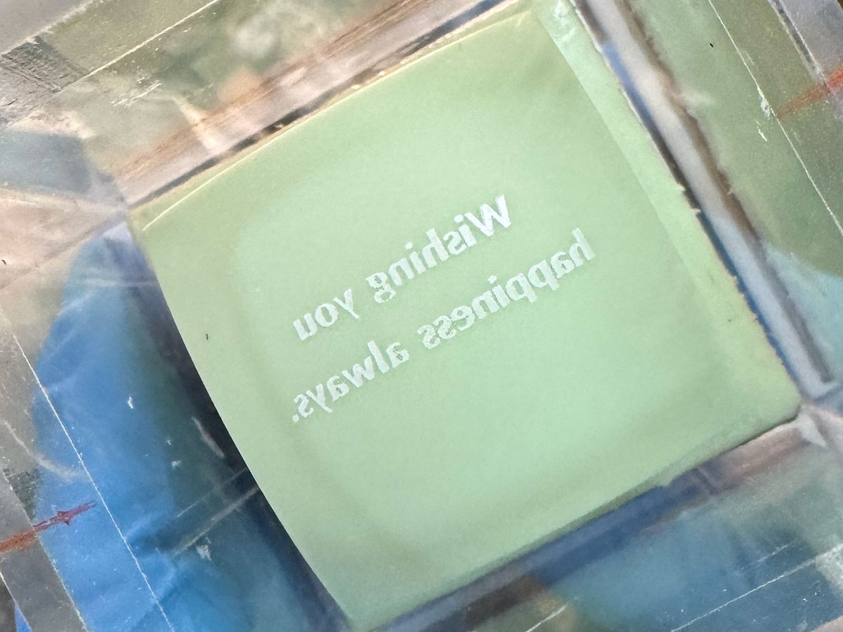 名入れの刻印位置をミリ単位で微調整する熟練職人の手元。大量生産品にはない温かみと特別感を生む制作風景。