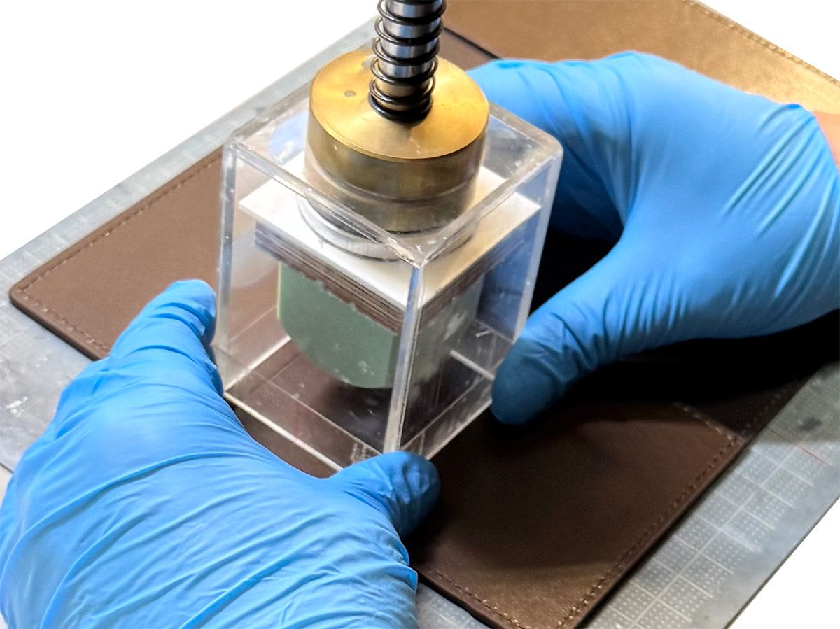 名入れの仕上がりを確認する職人の手元。機械的ではない手仕事ならではの温もりと特別感をギフトに宿す制作風景