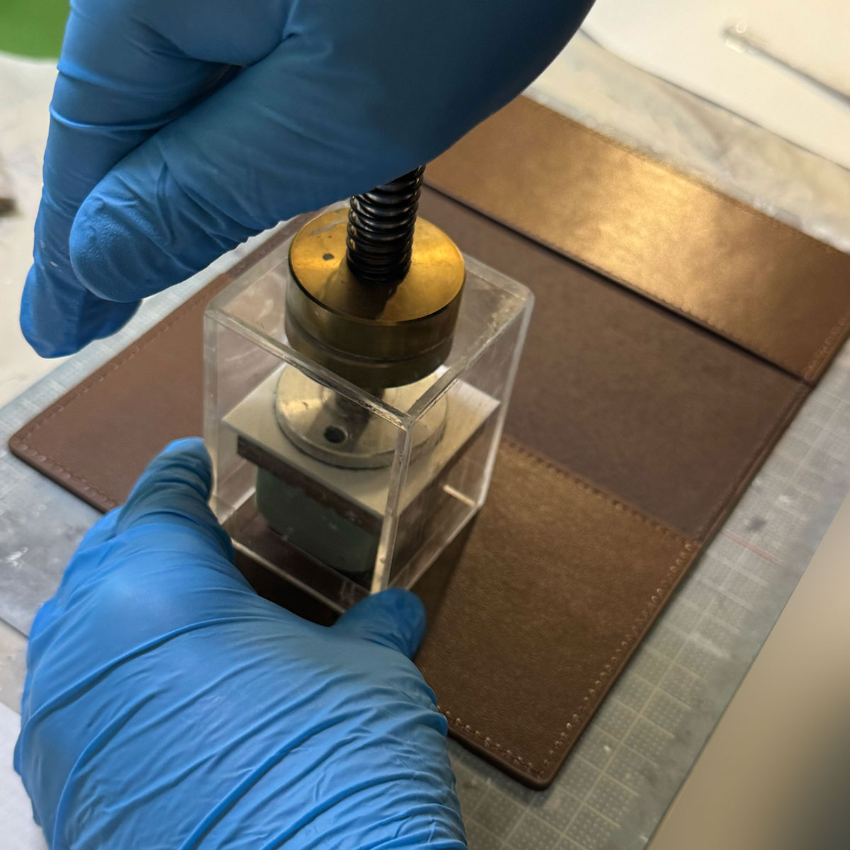 名入れギフトの刻印作業を行う職人の手元。機械では出せない温もりと精密な技術を込めた制作プロセス