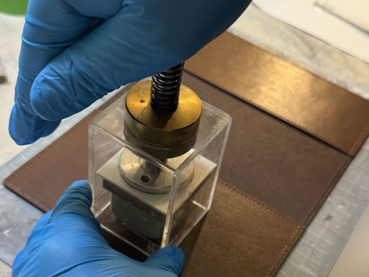 加工を終えた名入れギフトの品質を厳格にチェックする工程。贈り主の想いを形にするトゥーユー独自の品質管理。