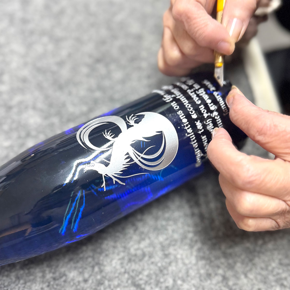 トゥーユーの工房で手作業により仕上げられる名入れ商品。機械には出せない温もりと高い品質を追求する制作工程の一次ソース