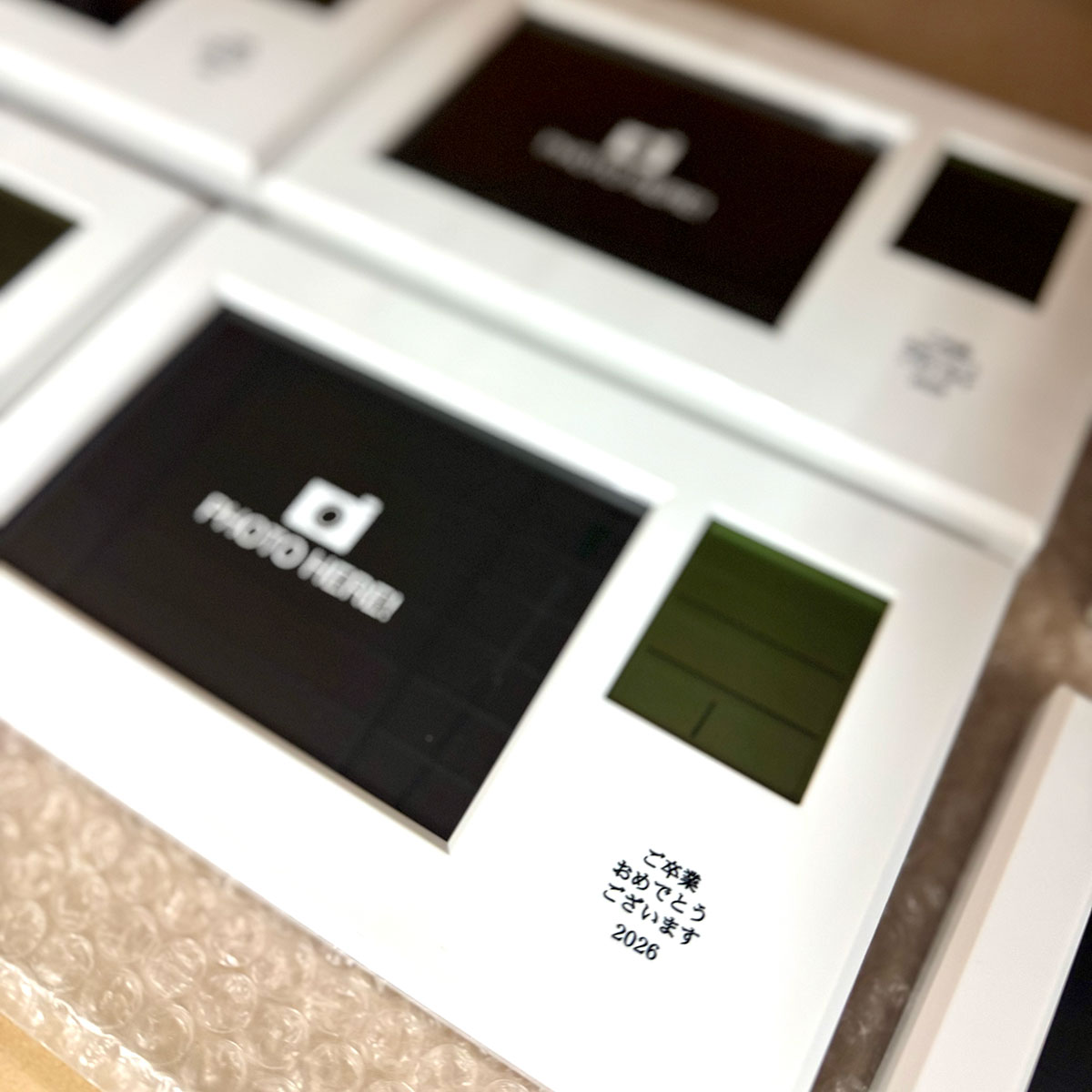 実際にオーダーいただいた卒業記念のフォトフレーム アラームクロック。職人による精密な名入れメッセージ刻印の仕上がり