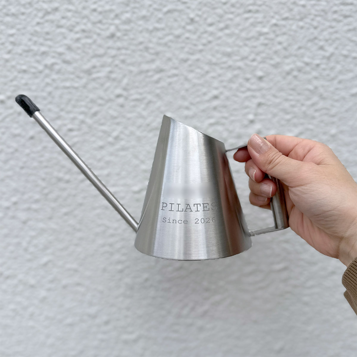 サロンの開店祝いとして実際にオーダーいただいたロゴ刻印入りステンレスジョーロ。職人の手仕事が光るトゥーユーの一次制作事例