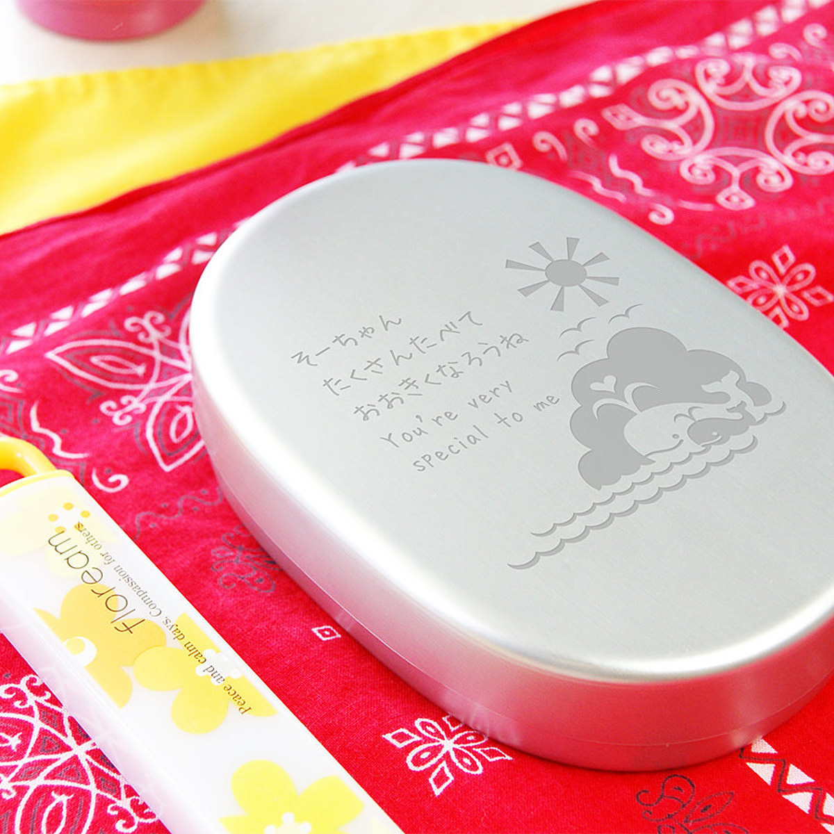 動物のモチーフとお名前が刻印された、幼稚園児に人気のアルミランチボックス オーバル型 (300mL)。トゥーユーの名入れギフト。