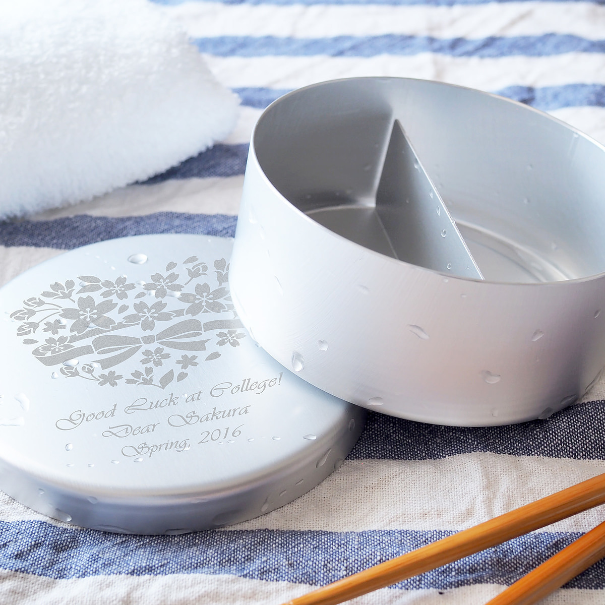 飽きのこないシンプルなデザインで長く愛用できる、名前入りのアルミお弁当箱。中学生や高校生の通学に。