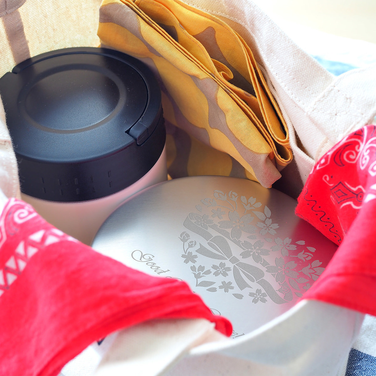 仕切りと内蓋がついた、大容量で少し深さのあるアルミランチボックス ラウンド型 (400mL)。学生の入学祝いにおすすめ。