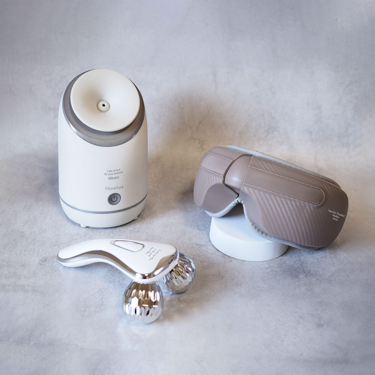 トゥーユーで人気のコンパクトフェイシャルスチーマー。自由な刻印が可能な、お母さんの「綺麗」を応援するお洒落な美容家電ギフト。