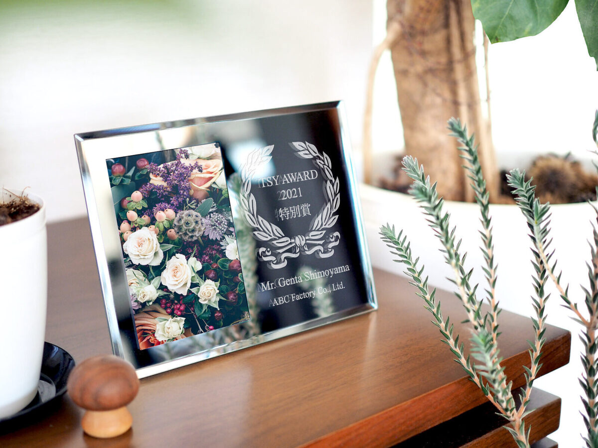 年度末の表彰式やゴルフコンペにふさわしい「ミラープラク」と「ダイヤカットトロフィー」特別な名入れ記念品