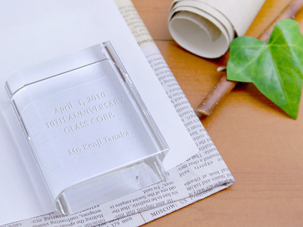 本の形を模した透明度の高いクリスタル製ペーパーウェイト。学びの象徴として卒業記念品に最適