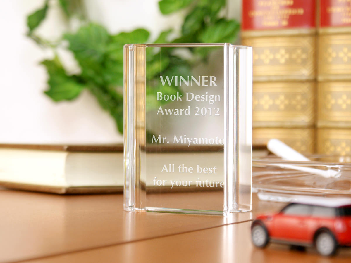 先生への感謝メッセージが刻印された名入れクリスタルブック。卒業生一同からの心のこもった贈り物